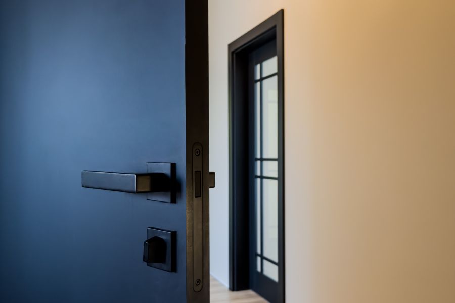 CZARNE drzwi. Dziedzictwo Art Deco i minimalizm.