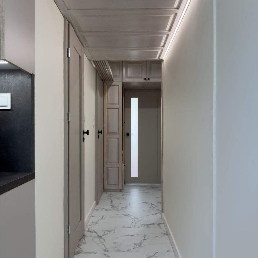 UDANE ZESTAWIENIE zastanych elementów aranżacji z nowoczesnymi rozwiązaniami. Drzwi nakładkowe + panele winylowe vs klepka + retro meble.