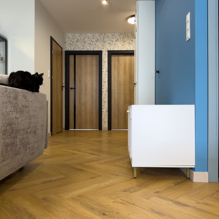 Modern Scandi z elementami botanicznymi.