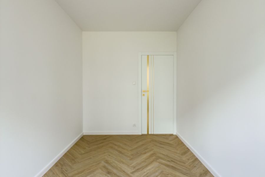 Dyskretna ELEGANCJA. Pałacowa klasyczna JODEŁKA. ZŁOTE INTARSJE  na minimalistycznych drzwiach.