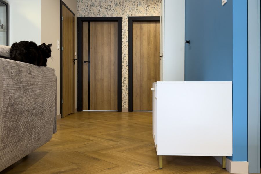 Modern Scandi z elementami botanicznymi.