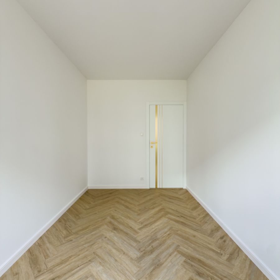 Dyskretna ELEGANCJA. Pałacowa klasyczna JODEŁKA. ZŁOTE INTARSJE  na minimalistycznych drzwiach.